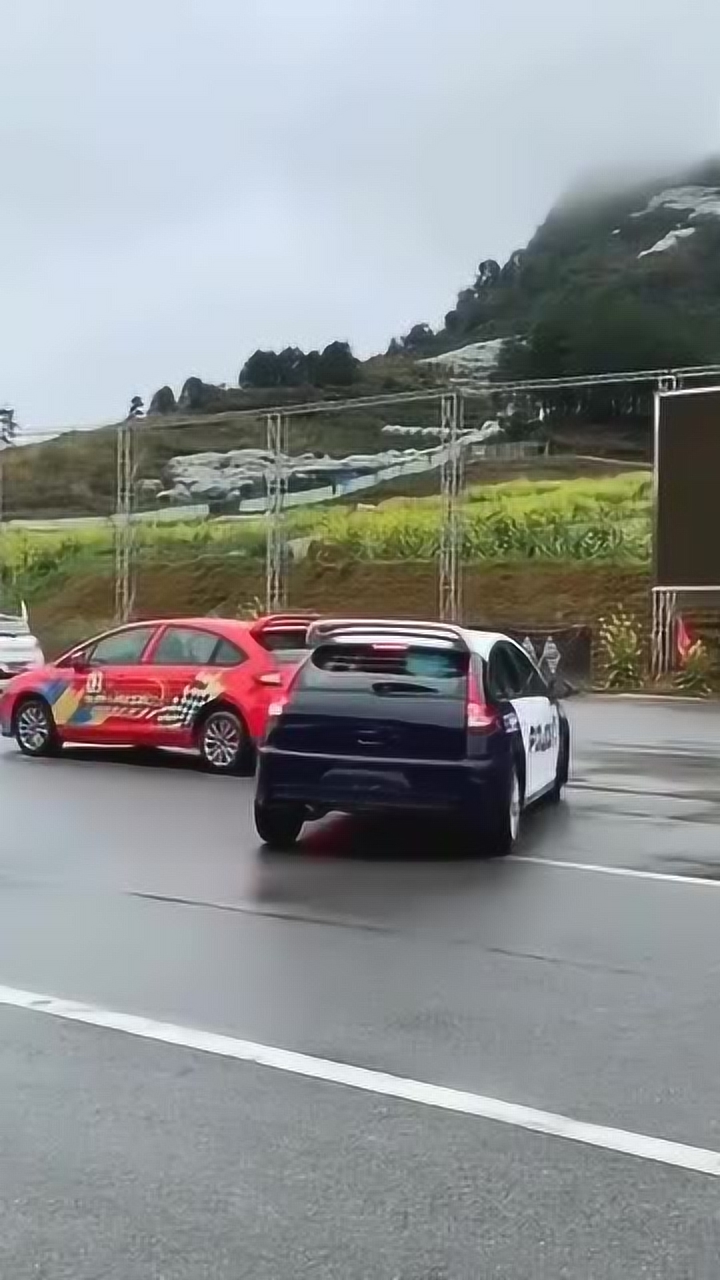 车手上演高超漂移入库,这也太帅了,学会又是一招撩妹技巧!