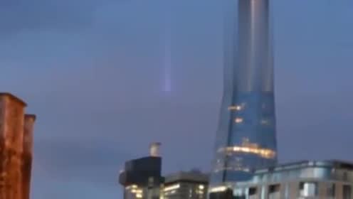 现在的UFO也太大胆了，这回直接飞进城市里了！