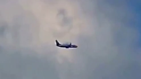 UFO不明飞行物从客机旁快速飞过的图片