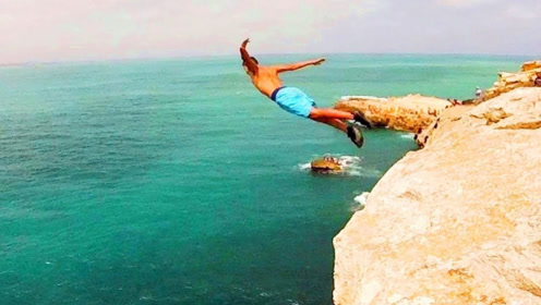 悬崖跳水失误现场,小伙直接拍进水里,这简直是在玩命啊