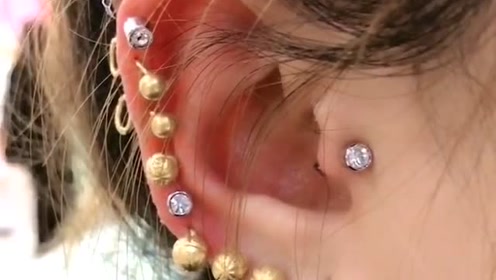这个美女太牛了,这么多耳洞,不疼吗?