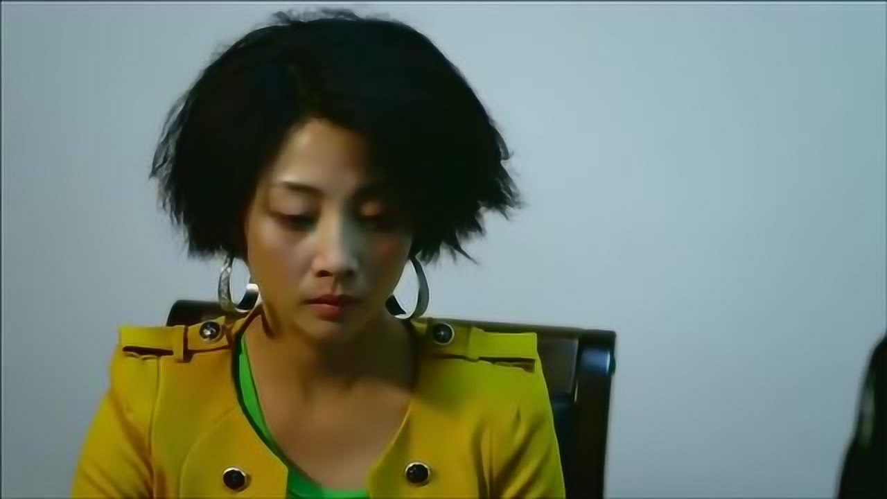 无贼:乔安娜打扮的土里土气,走路都不会走,让老民警也无法直视