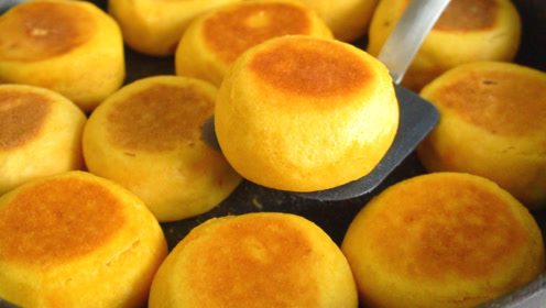 上传者:乡土小峰时 间:2021-01-10河南人都爱吃的红薯粉条,农村小伙