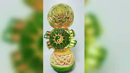 用西瓜给儿子雕刻了一个灯笼,晚上关上灯特别好看