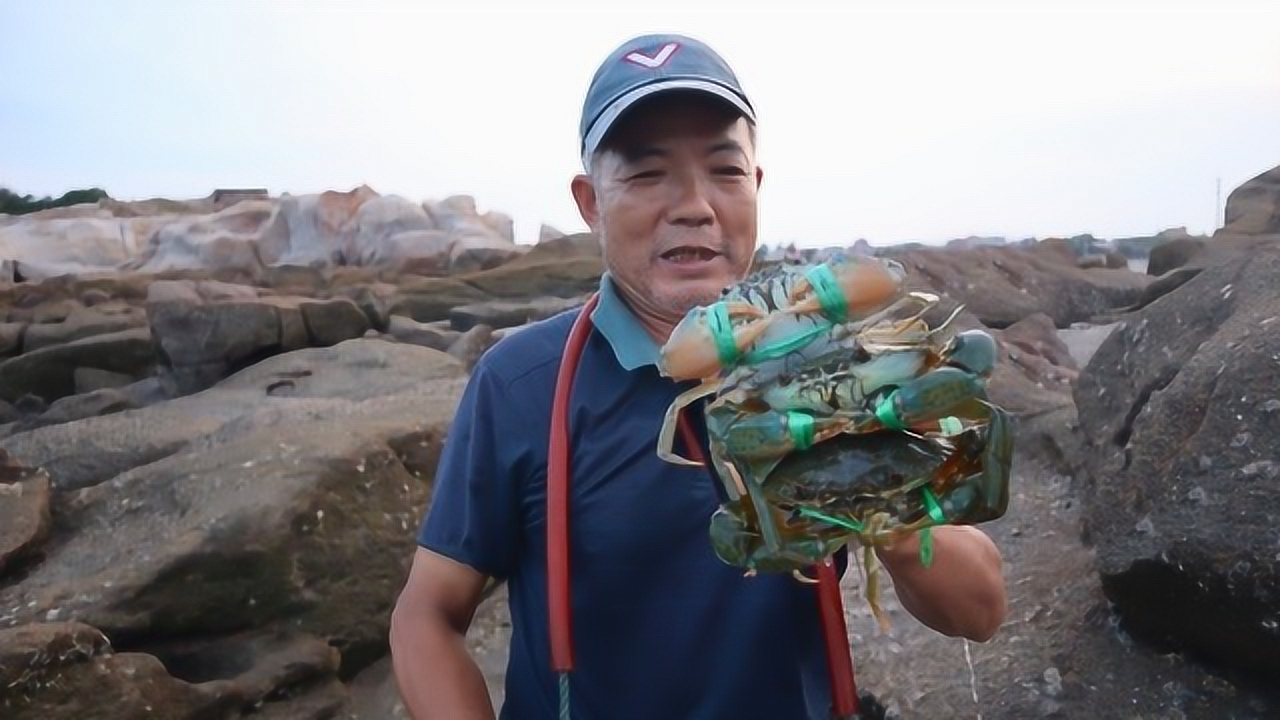 泰叔傷剛好就找蟹洞,憑實力鉤到大貨樂壞了,老漁民果然不是吹的