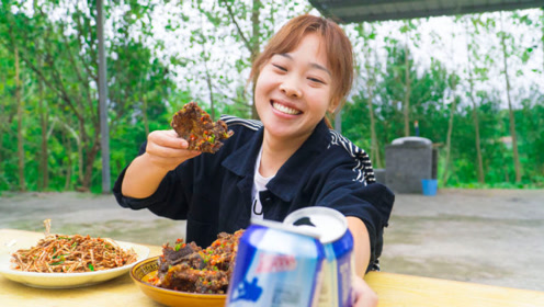 秋妹今天吃椒盐排骨,香味满嘴都是,边喝啤酒边啃好爽