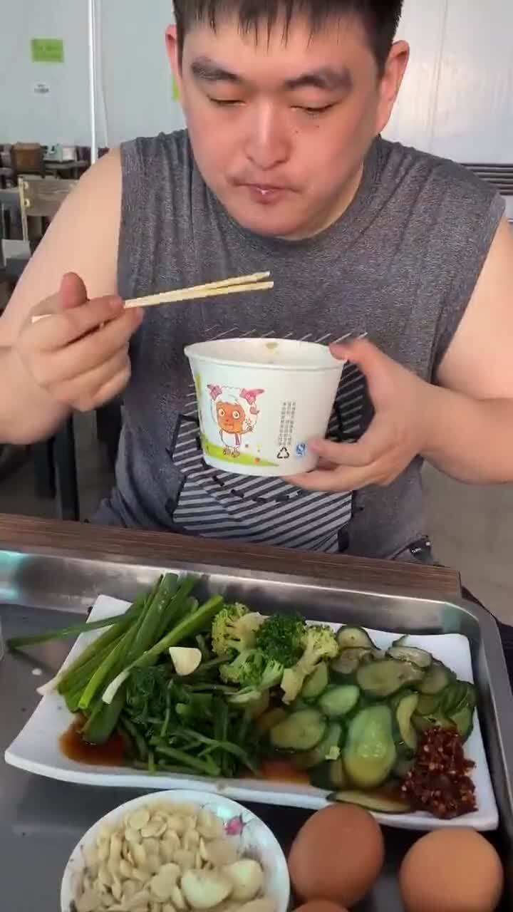 赵本山儿子的减肥餐,最近正在健身,但是看这个样子好像有点不大聪明