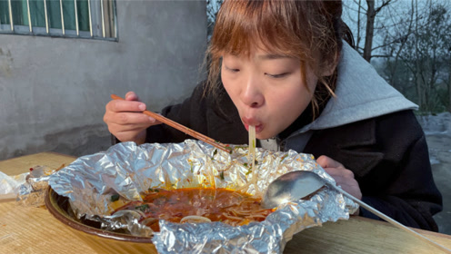 秋妹今天吃花甲米粉,嗦一口粉再喝一口汤,从头暖到脚太舒服了