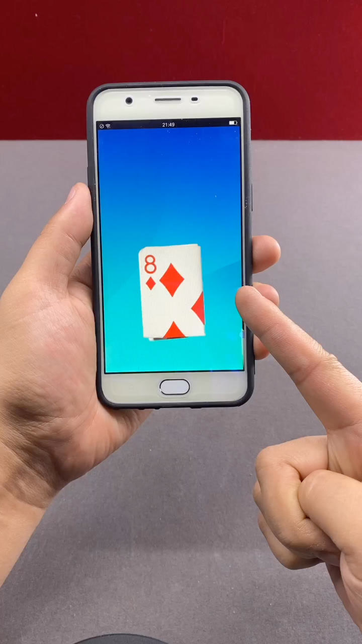 扑克牌瞬间穿透进入手机里面,这是什么原理?