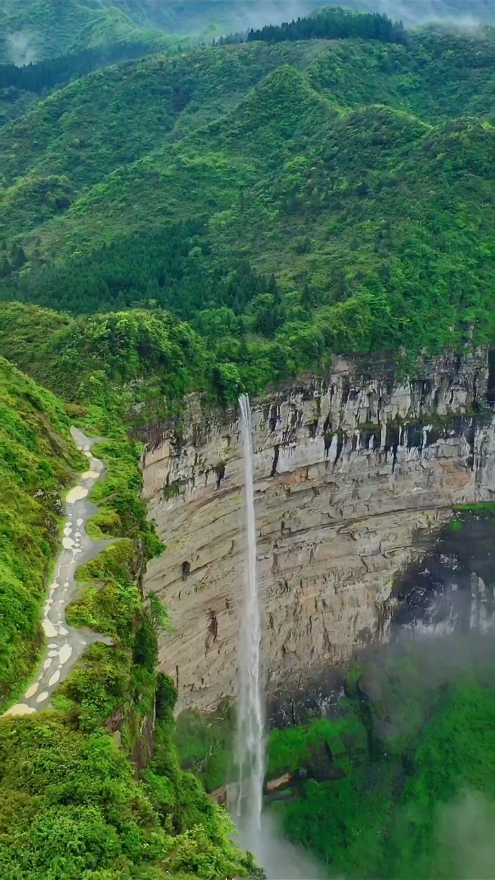 马尿水瀑布位于重庆南川区马嘴,由于像一股尿,所以叫马尿水