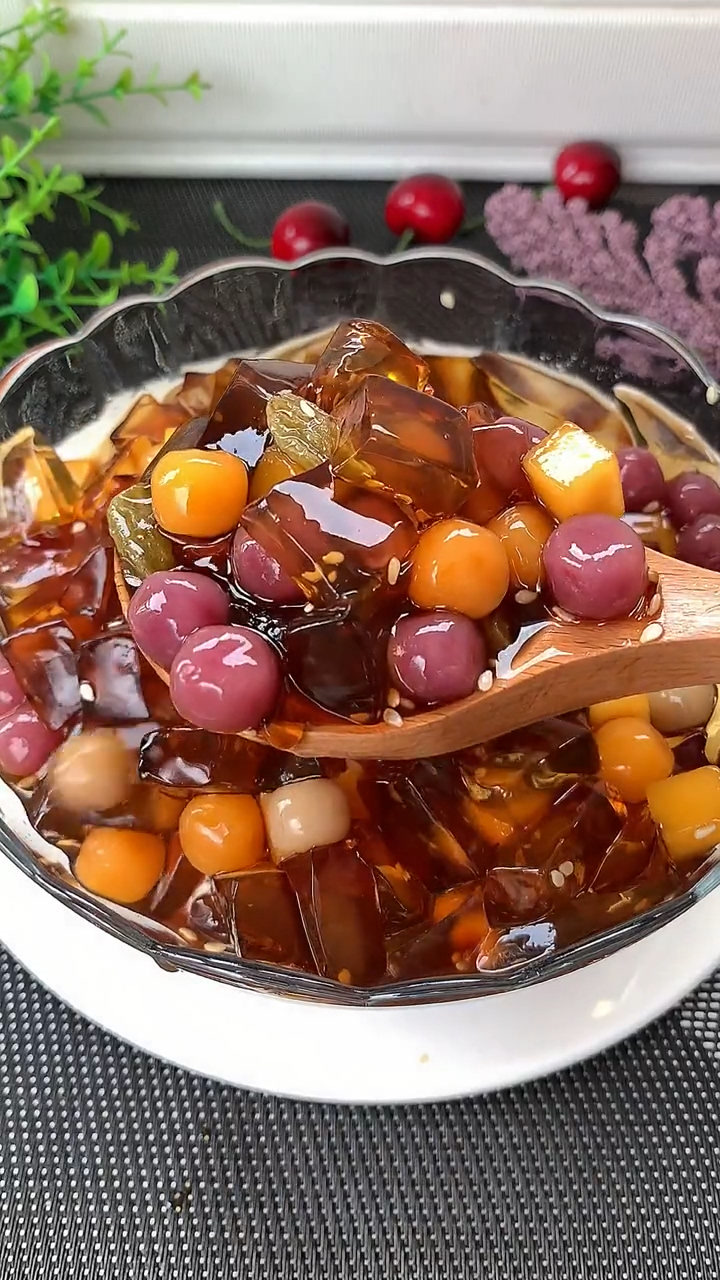 夏天来啦,教大家水果冰粉的做法