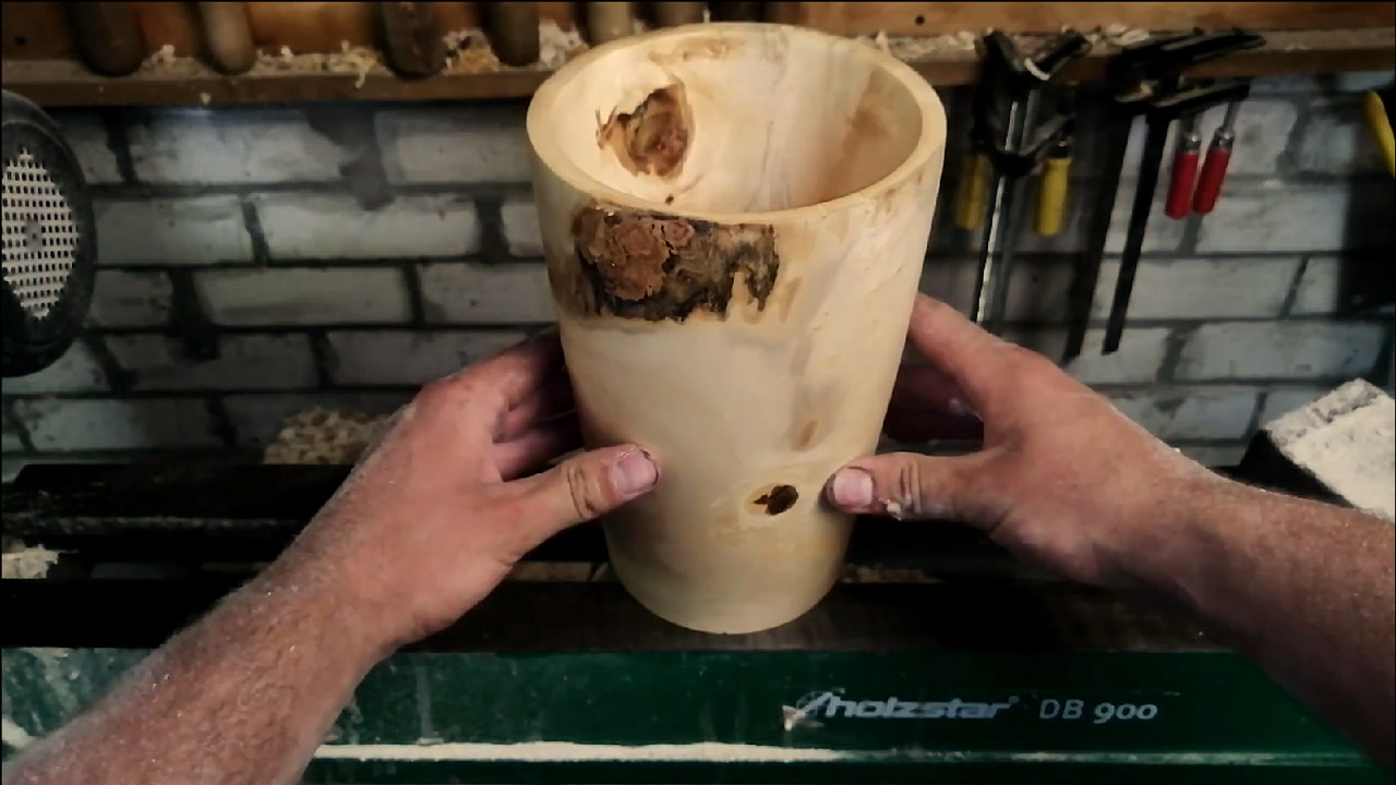 木疙瘩放上车床加工,木屑飞溅,成品我竖起了大拇指!