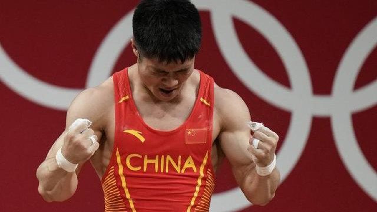 《金牌时刻》东京奥运会男子举重61公斤级比赛中,中国选手李发彬,举重