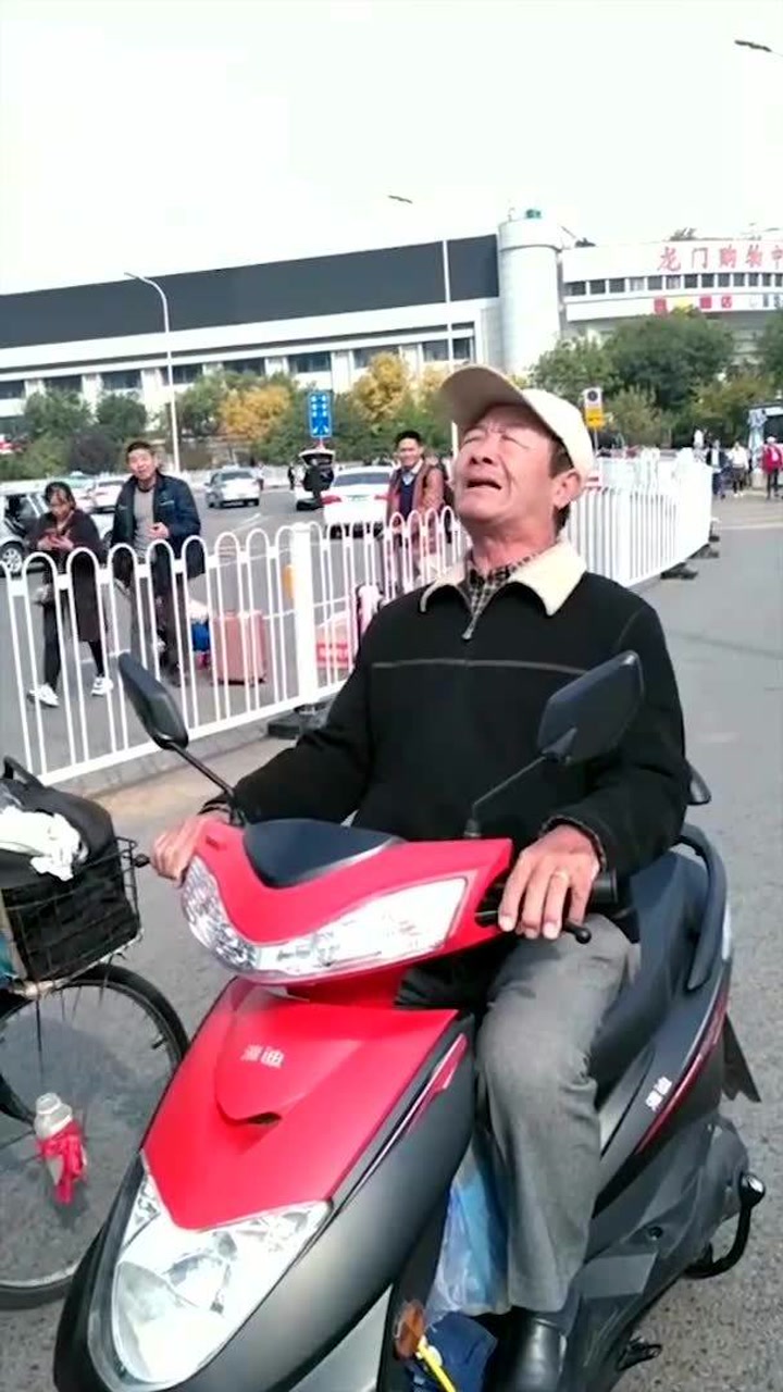 天津网红大爷又出新歌了,这首歌被他唱出了不一样的味道!