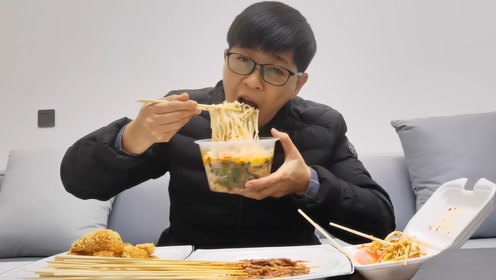 九九买了妞妞念念不忘的烤串妞妞看了流口水我吃你看也不错