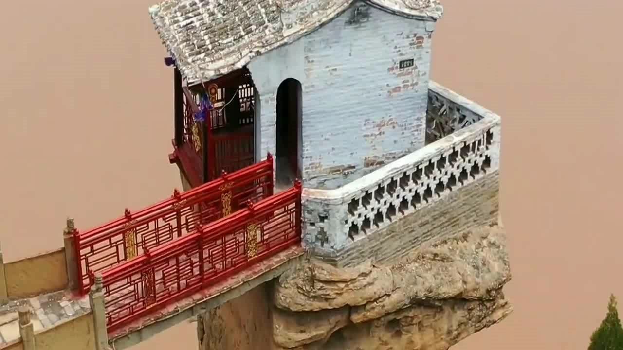 在陕西黄河悬崖峭壁上,一座小屋成为奇观,真是大千世界无奇不有!