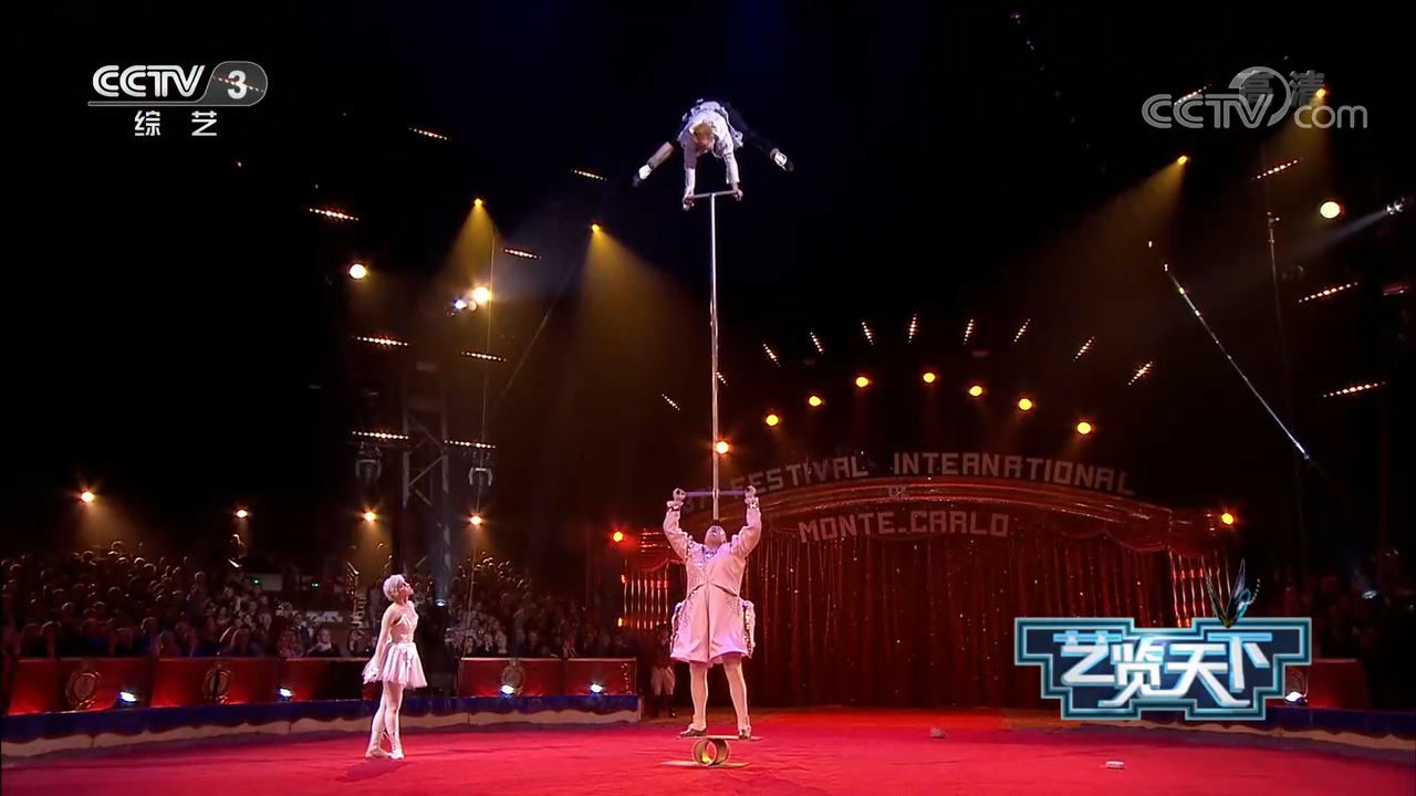 杂技三人组演绎《晃管》,高难度动作令人惊叹,来看