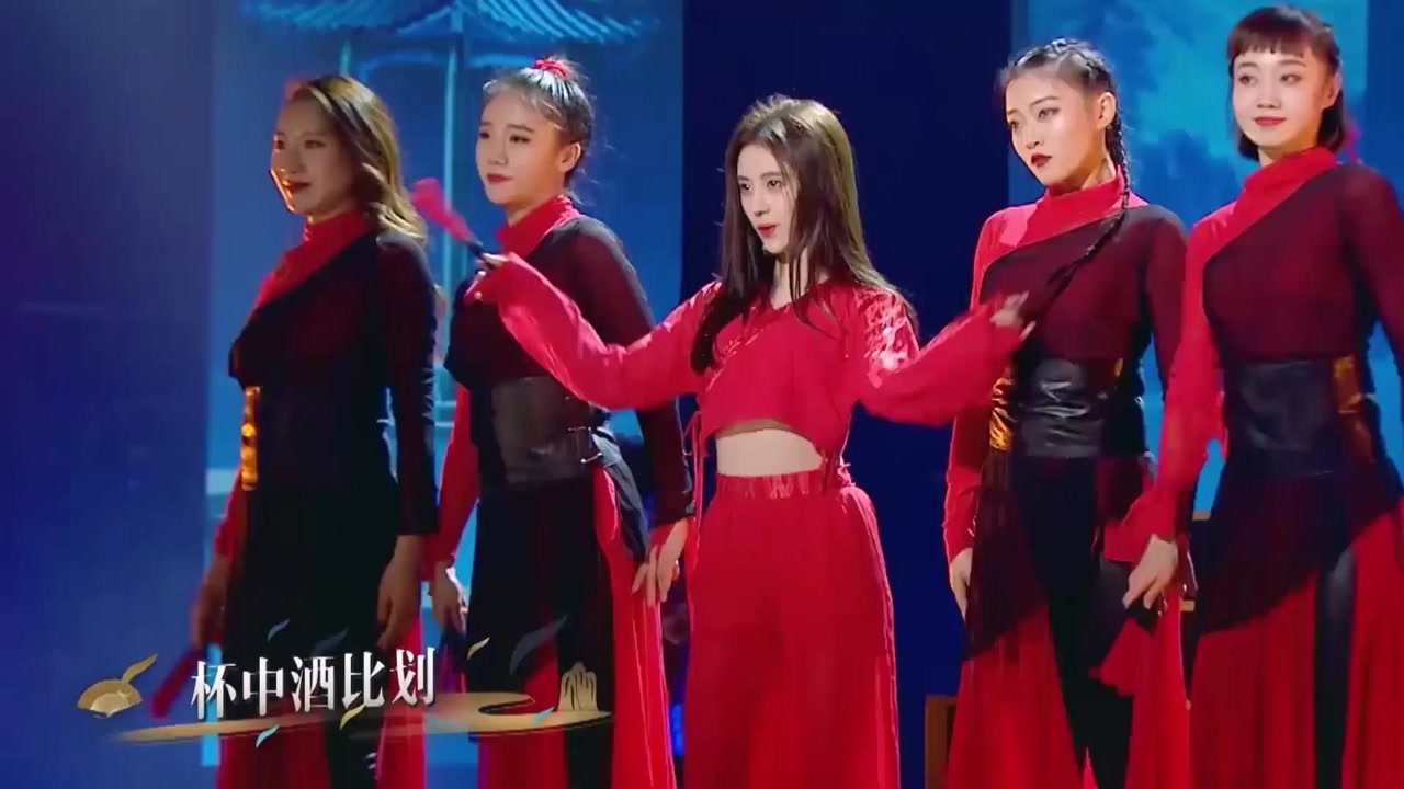 鸟叔最后悔的演出,就是请鞠婧祎来伴舞,四千年美女随便一扭就把镜头