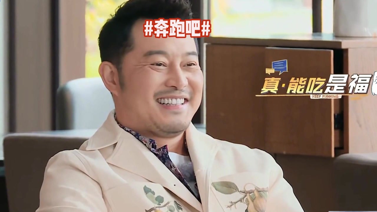 杨颖吃相多豪放:塞一嘴鸡爪看呆邓超,吃黄瓜一口一口吧嗒嘴