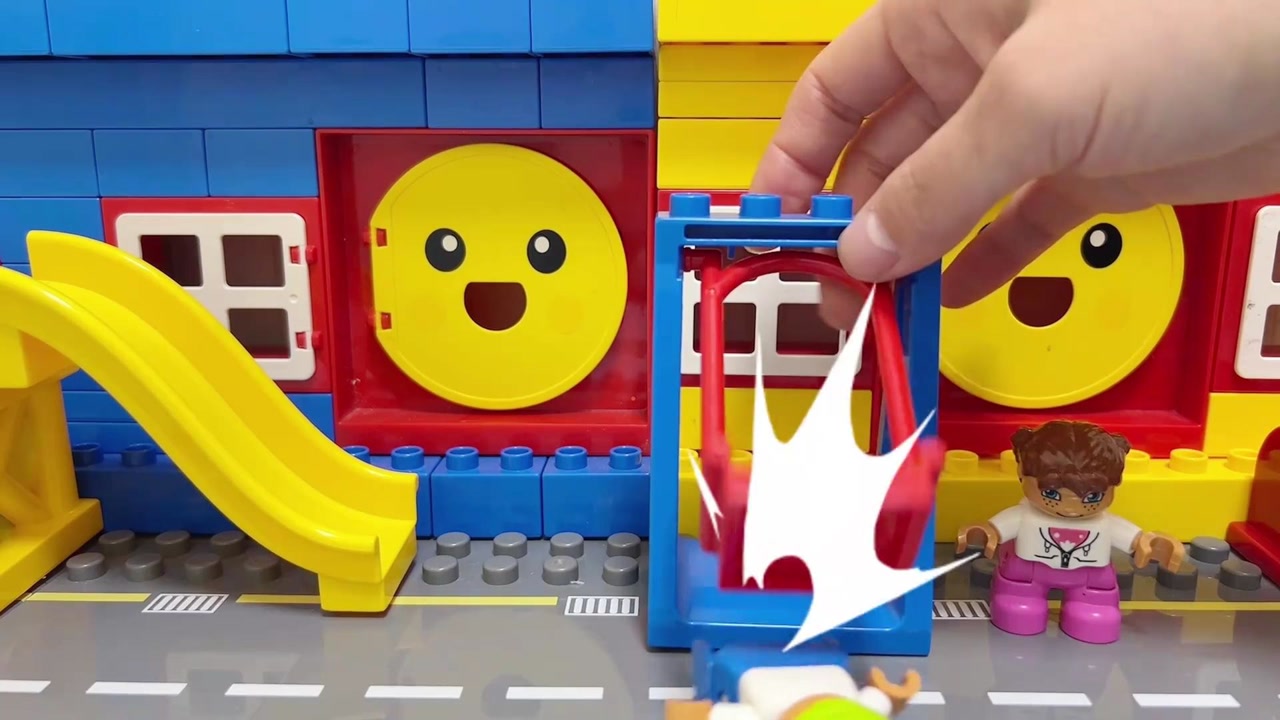 益智积木玩具,弟弟从秋千上摔下来,救护车出发救援