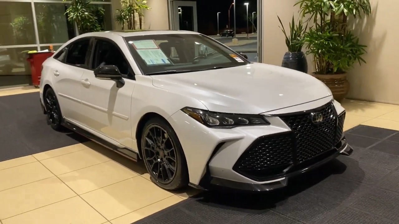 新车到店,实拍2022款丰田亚洲龙trd,看这外观配置,太惊艳了