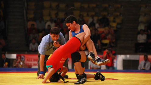 精彩片段:吉塔摔跤赛场激战 打破淘汰魔咒晋级半决赛