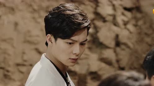 季播剧沙海#新铁三角出发去沙漠,车厢偶遇梁医生@杨蓉吓坏少年组.