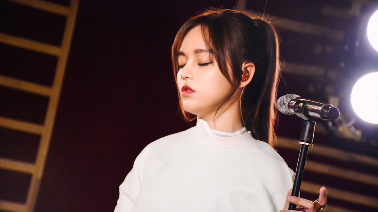 【舞台】黄霄雲翻唱《你的答案》,独特嗓音唱出黎明力量