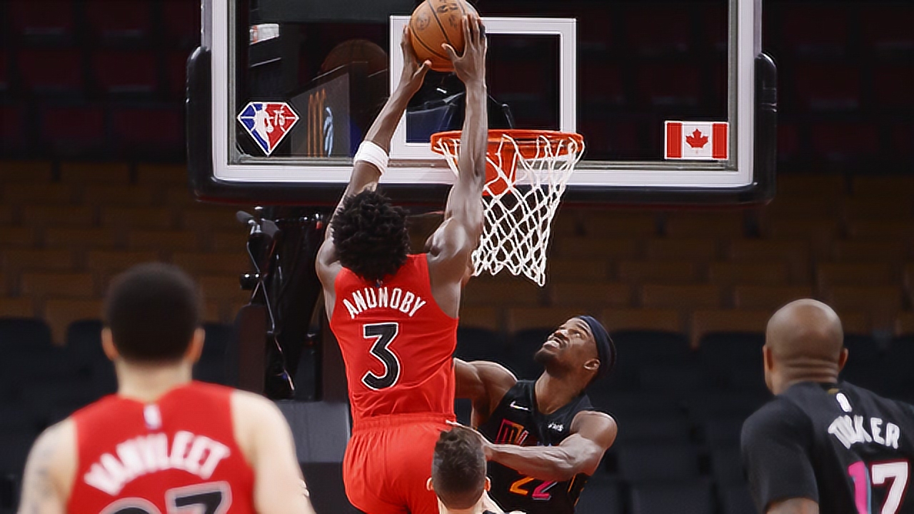 2日NBA十佳球 保罗压哨抛投阿奴诺比暴力隔扣巴特勒