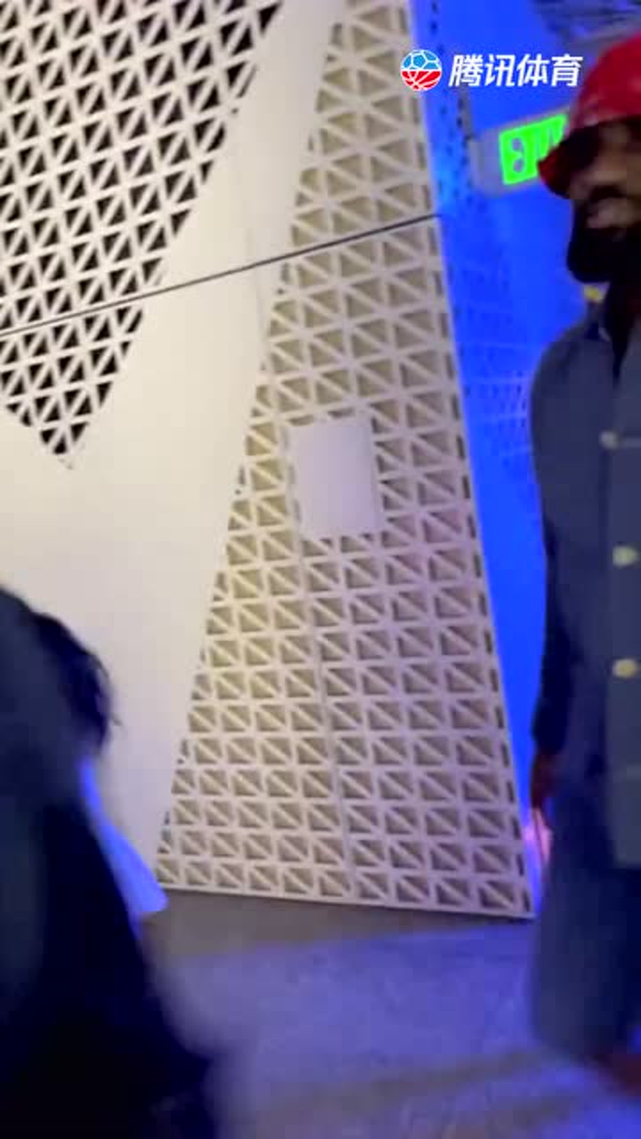 詹姆斯史诗级躲粉丝战术