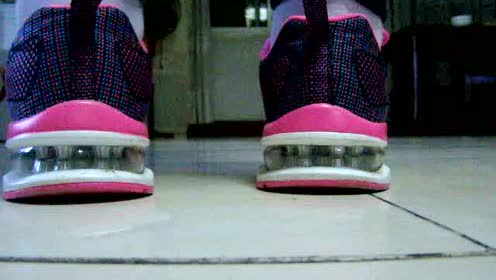 美女运动鞋踩踏