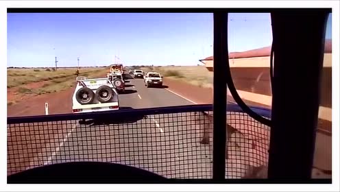 目测这些货车运载都超50米长,要是在国内给不给上路