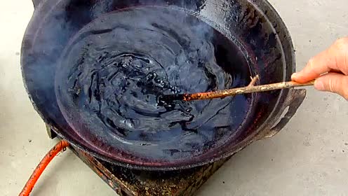 简 介:自制老膏药熬制方法视频,帮大家讲解黑膏药的制作方法,熬制过程