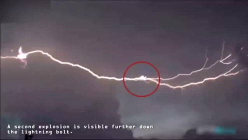 UFO被闪电击毁？闪电慢镜头时现多个不明飞行物！的图片