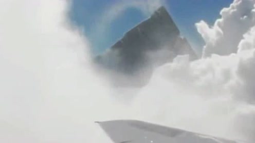 飞机上乘客拍摄到的金字塔不明飞行物，疑似UFO降临的图片