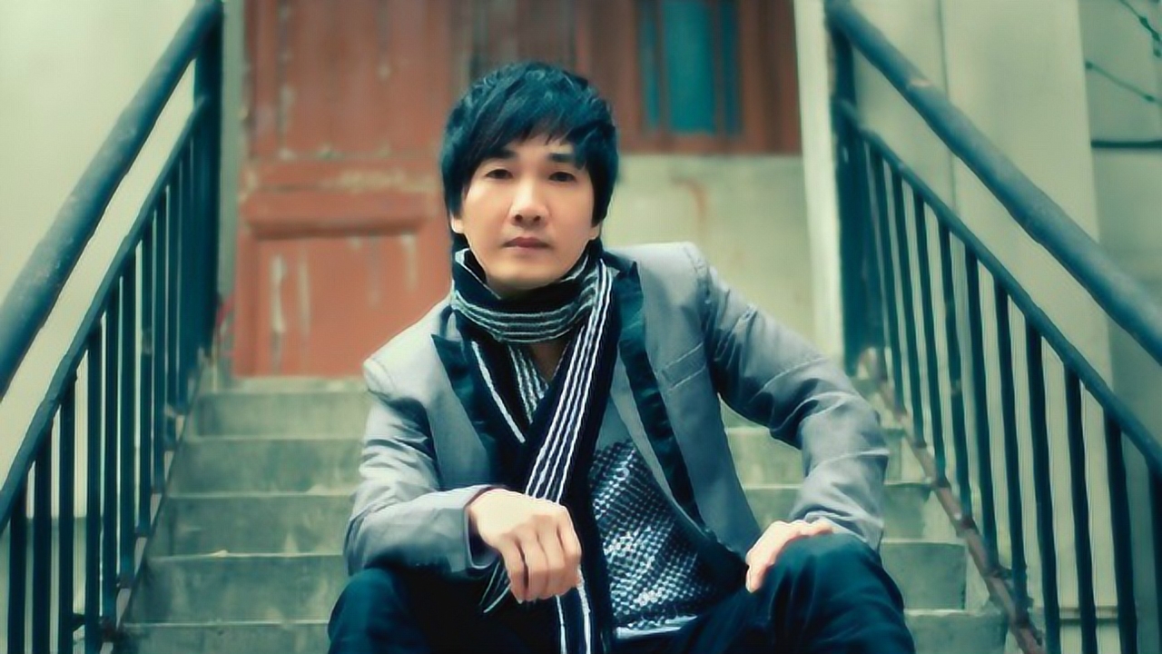 曾春年网络红歌《你只在乎他》如此伤感的一首歌曲