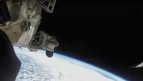 科技视频：多架不明飞行物越过国际空间站，却立马被NASA删除了！的图片