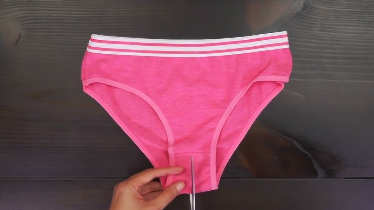 女生旧内裤别扔呀中间剪一下穿起来美极了