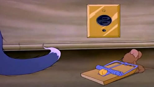 猫和老鼠杰瑞想吃老鼠夹上的奶酪,用汤姆的尾巴触动陷阱!