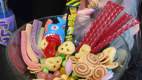 大胃王吃万圣节小糖果,五颜六色真好看,网友:口水都流出来了!