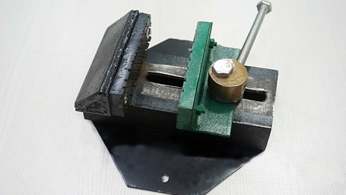 牛人自制一台夹具虎钳,放在工作台方便实用,一下省了几百块