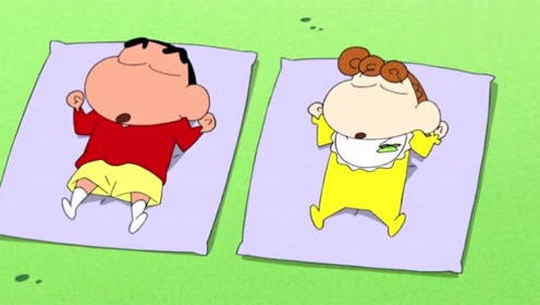 蜡笔小新和妹妹小葵睡觉的姿势完全一模一样,抓屁股都一样!