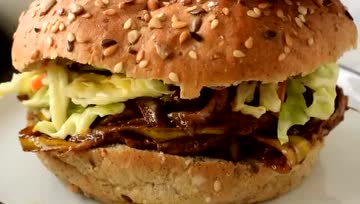 用香蕉皮制作拉丝素猪肉汉堡