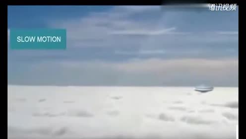 活动在云层上的不明飞行物UFO 疑似被飞机拍摄到！