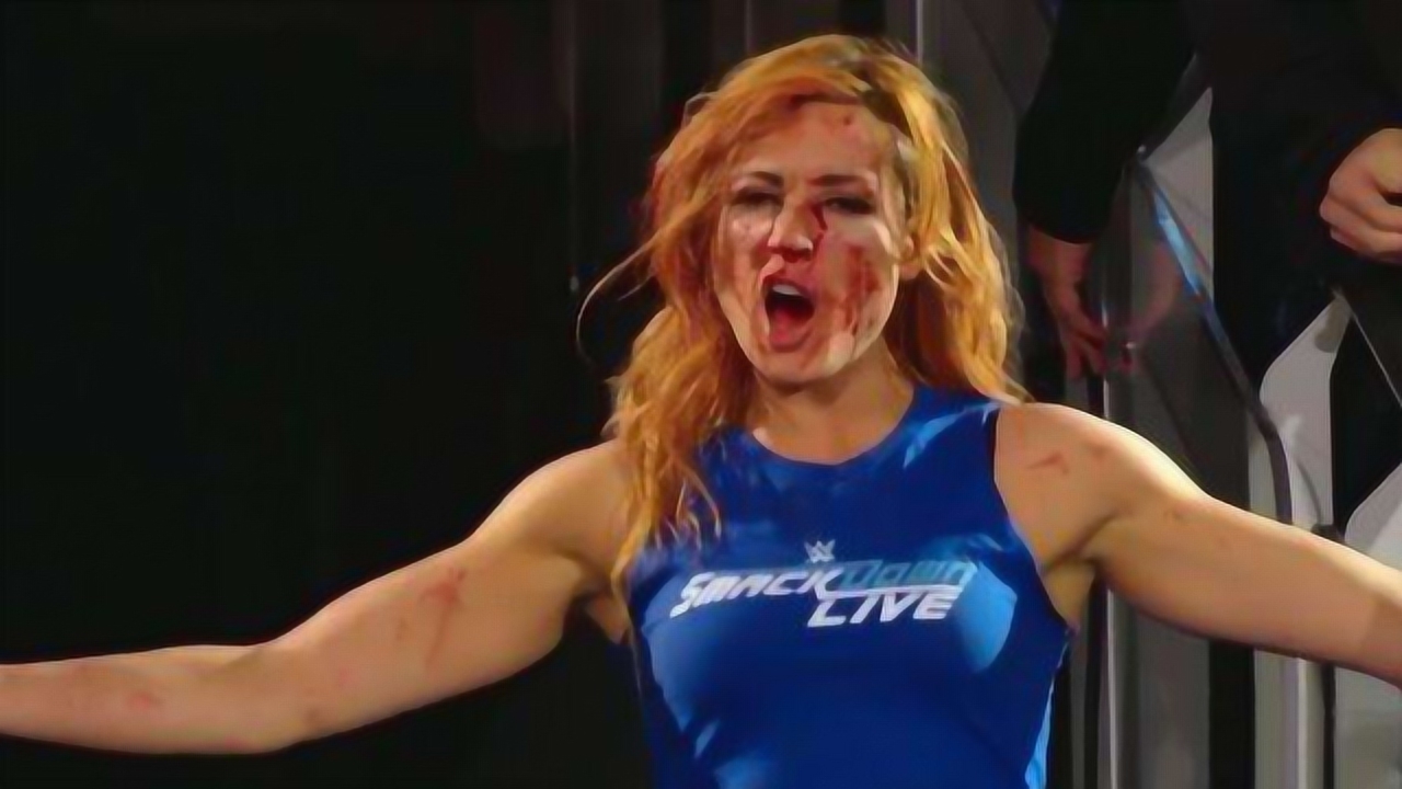 两位格斗美女擂台互殴,竟然拿着棍子打!