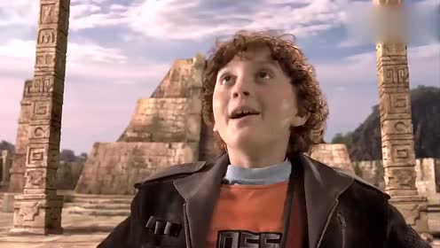 两只奇葩怪物打架,一只半蛇恐龙一只半蜘蛛人!后者被一招秒了!