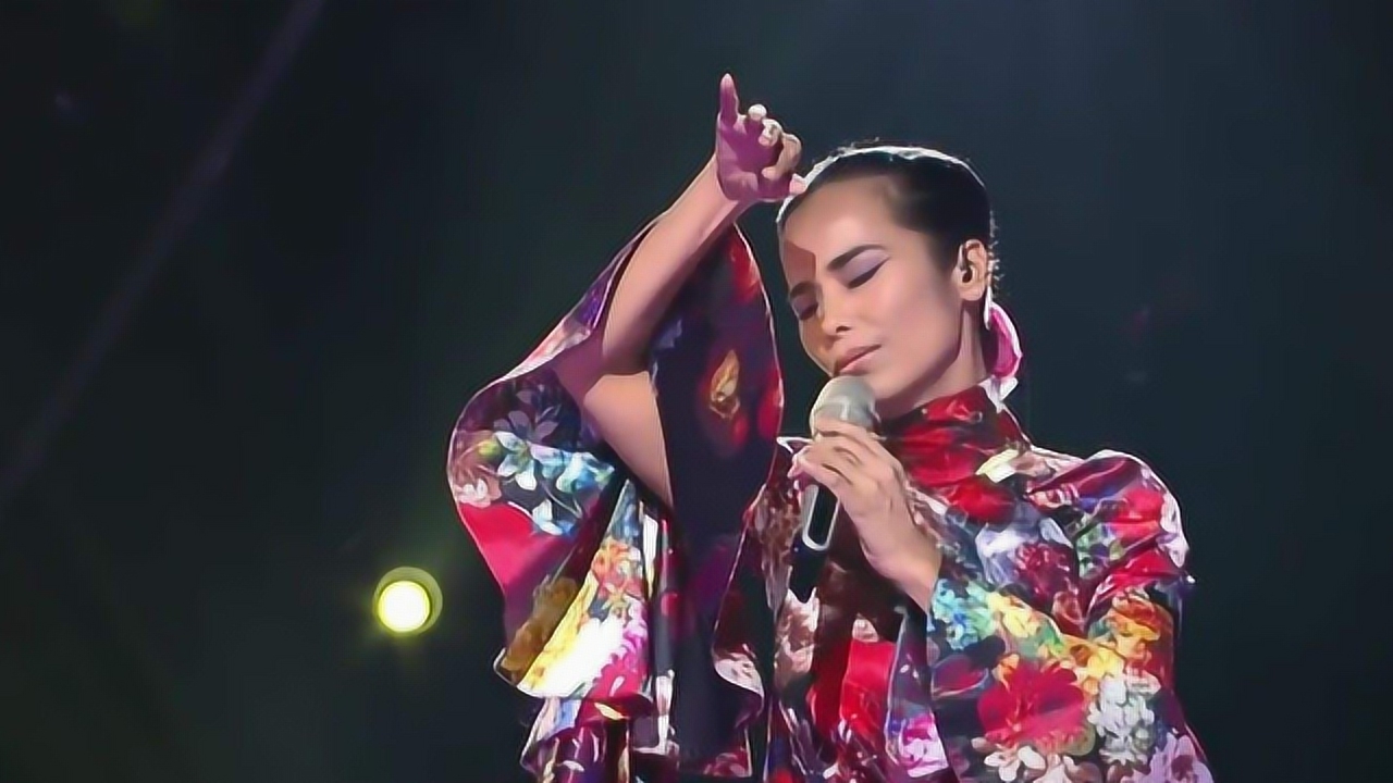 韦唯现身歌手舞台!现场演绎《女人花》,大气声线不输梅艳芳