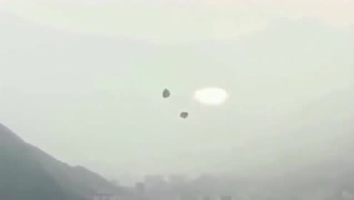 城市上空UFO消失的非常真实画面