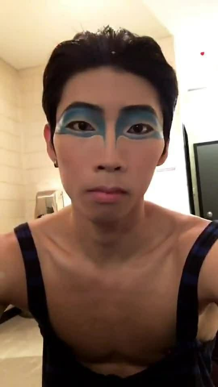 男生化上妆跳起芭蕾来也是很帅的,来看看他帅气的舞台妆