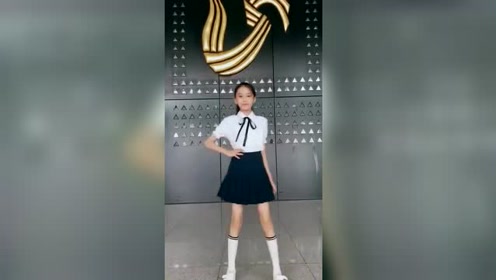 宋小睿台风真稳,在山东电视台走秀一点不怯场,不愧是专业童模